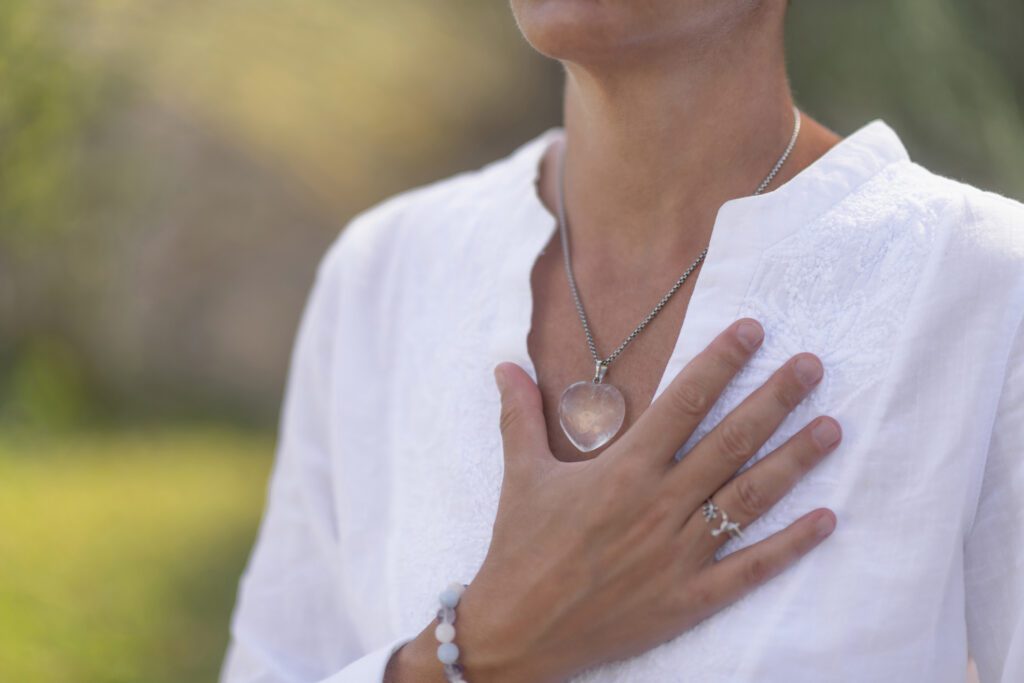 mulher com a mão no coração em conexão com o eu interior